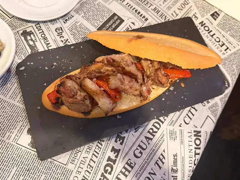 Brasería en Xàtiva 1 Brasería en Xàtiva con bocadillo de lagarto y pimiento rojo